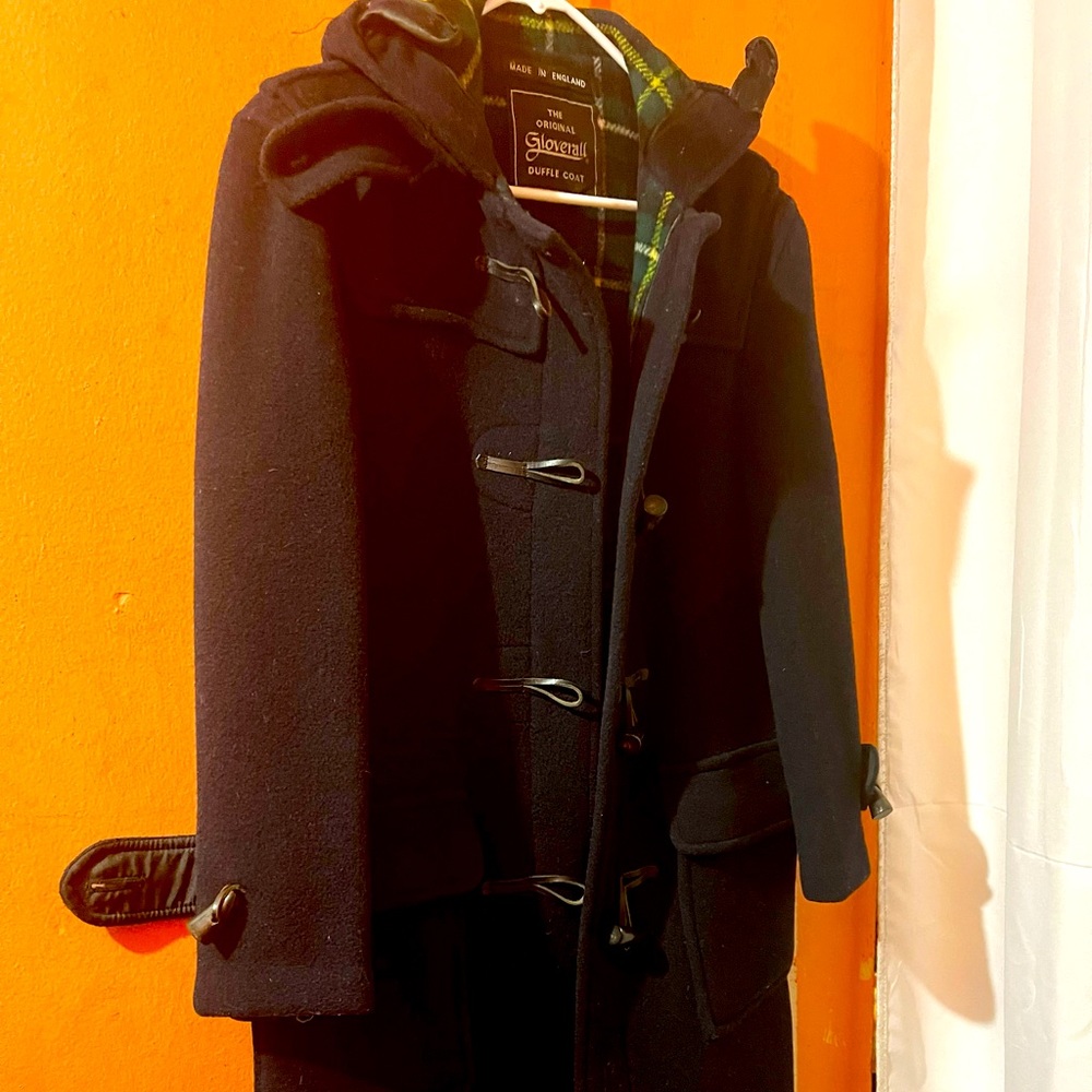 Crafted from a fine blend of Italian wool, the coat features lined sleeves